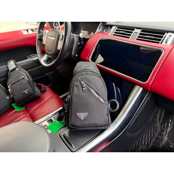 Prada プラダブランドワンショルダーメンズ ボディバッグ 斜め掛けバッグ肩掛け 胸バッグ メッセンジャーバッグ PUレザー大容量 ダブルファスナー 左右に付け替え可 軽量 男女兼用
