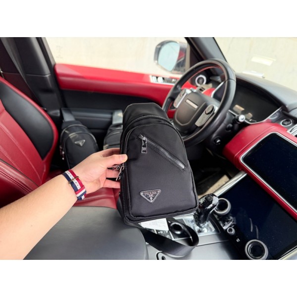 Prada プラダブランドワンショルダーメンズ ボディバッグ 斜め掛けバッグ肩掛け 胸バッグ メッセンジャーバッグ PUレザー大容量 ダブルファスナー 左右に付け替え可 軽量 男女兼用