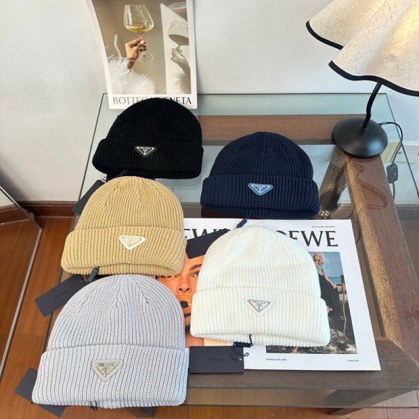 Prada プラダ帽子ブランド三角ワッペン付き 厚手ニット帽 男女兼用 秋冬防寒イヤーキャップブランド帽子ハット小顔効果ニットハットブランド保温