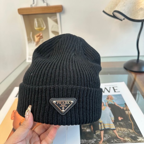 Prada プラダ帽子ブランド三角ワッペン付き 厚手ニット帽 男女兼用 秋冬防寒イヤーキャップブランド帽子ハット小顔効果ニットハットブランド保温
