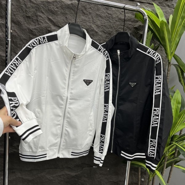 プラダpradaメンズ 立ち襟ブルゾン ジップアップジャケット 袖ロゴテープ 2 色展開 プラダpradaメンズスポーティジャケット ブラック・ホワイト 薄手アウター 春秋用