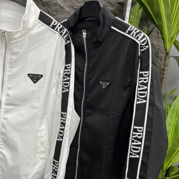 プラダpradaメンズ 立ち襟ブルゾン ジップアップジャケット 袖ロゴテープ 2 色展開 プラダpradaメンズスポーティジャケット ブラック・ホワイト 薄手アウター 春秋用