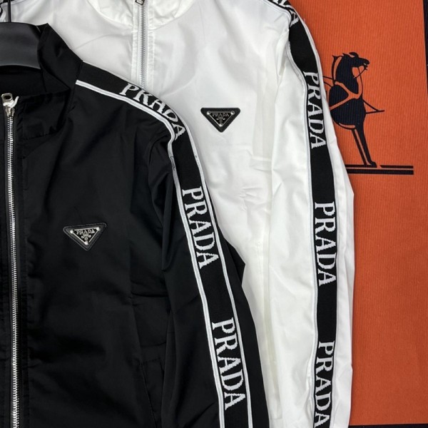 プラダpradaメンズ 立ち襟ブルゾン ジップアップジャケット 袖ロゴテープ 2 色展開 プラダpradaメンズスポーティジャケット ブラック・ホワイト 薄手アウター 春秋用