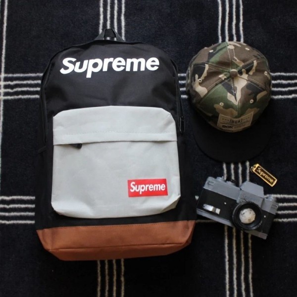 Supreme シュプリームハイブランドリュック リュックサック レディース 大容量 防水 リュック メンズ カジュアル リュック バックパック カバン 軽量 15.6インチPC 出張 通勤 旅行 通学 仕事用 おしゃれ 男女兼用 可愛い ペンダン付き