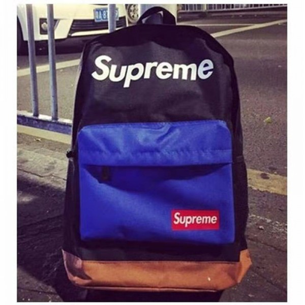 Supreme シュプリームハイブランドリュック リュックサック レディース 大容量 防水 リュック メンズ カジュアル リュック バックパック カバン 軽量 15.6インチPC 出張 通勤 旅行 通学 仕事用 おしゃれ 男女兼用 可愛い ペンダン付き