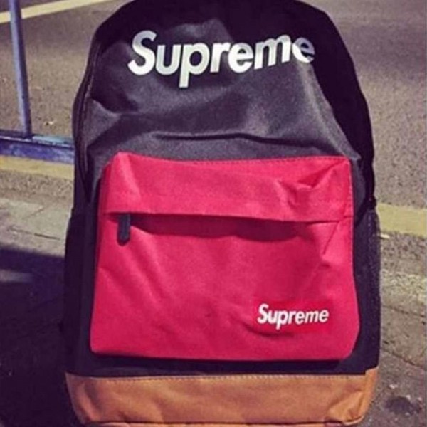 Supreme シュプリームハイブランドリュック リュックサック レディース 大容量 防水 リュック メンズ カジュアル リュック バックパック カバン 軽量 15.6インチPC 出張 通勤 旅行 通学 仕事用 おしゃれ 男女兼用 可愛い ペンダン付き