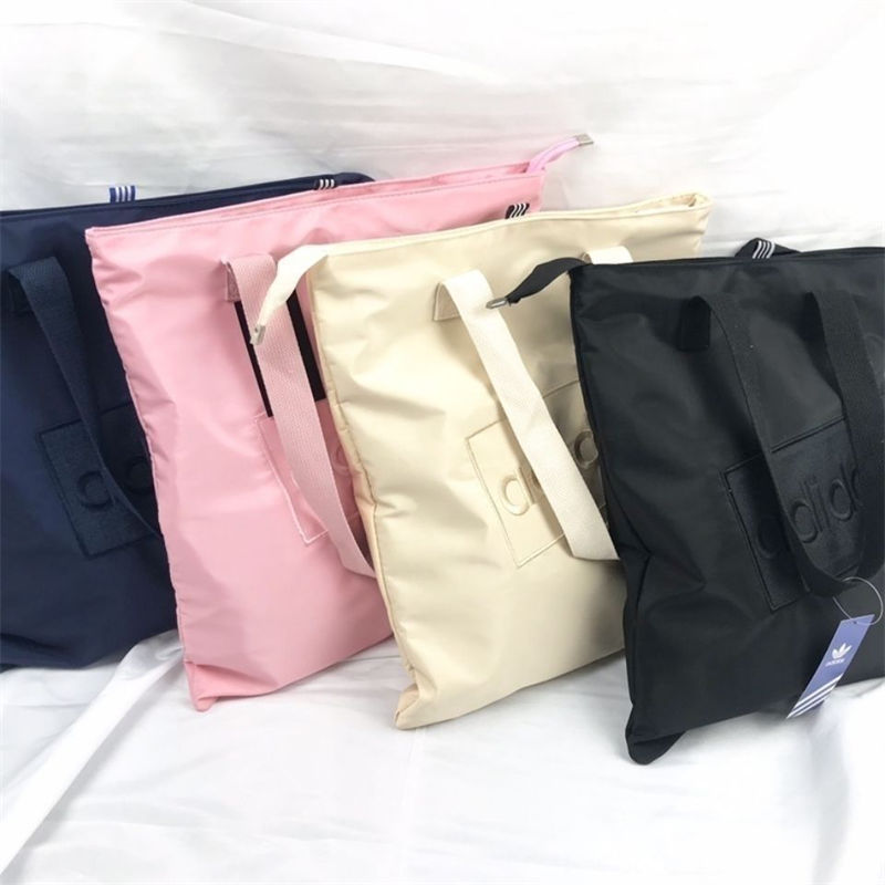 ブランドAdidasショルダーバッグ