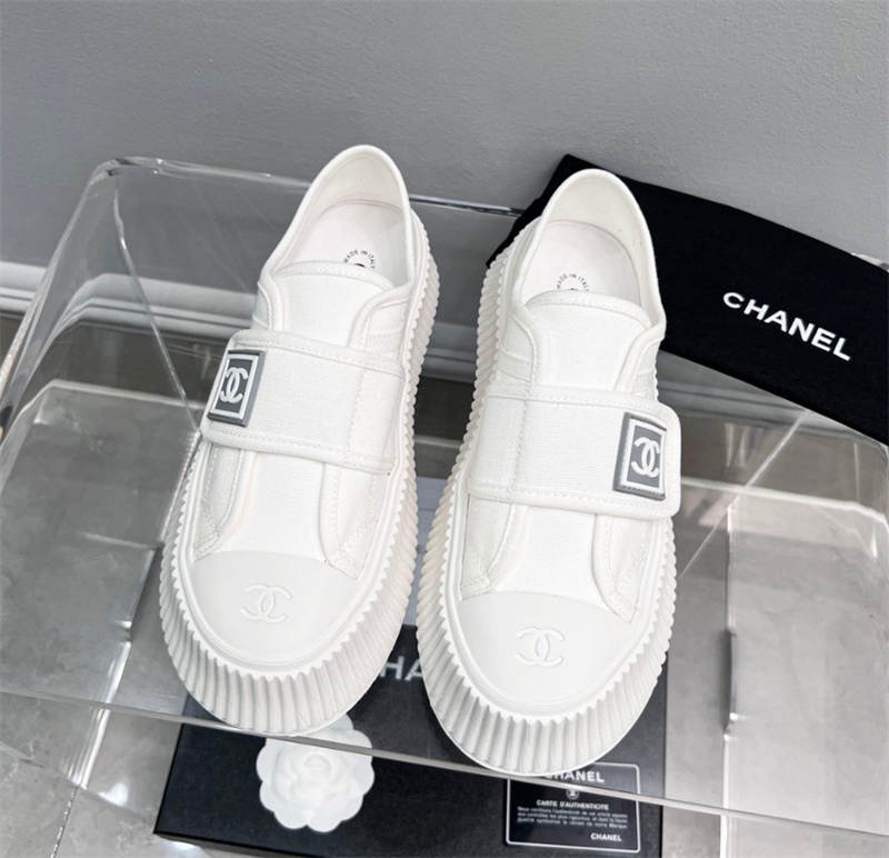  CHANEL 厚底キャンバススニーカー