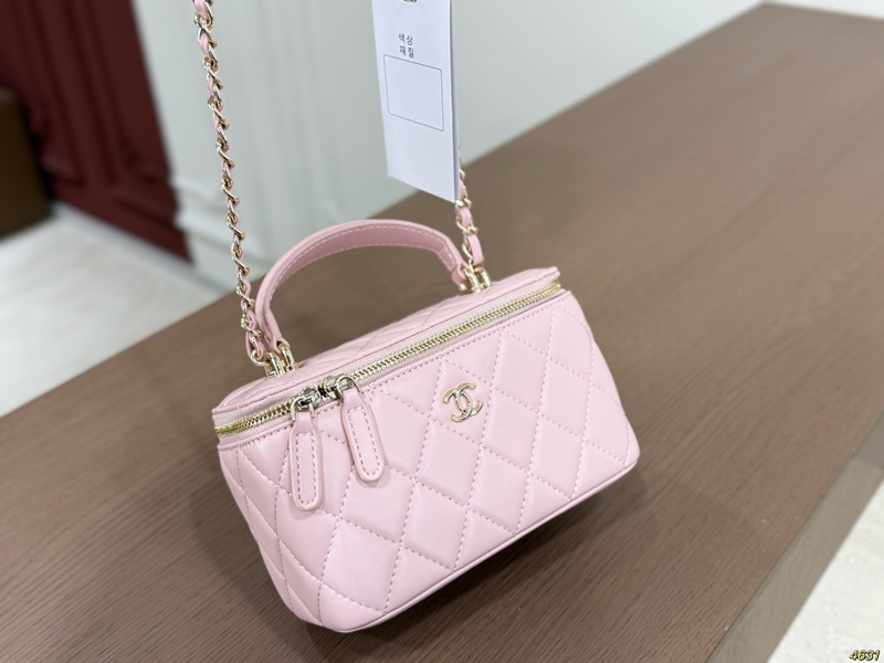 シャネルかわいいチェーンバッグ