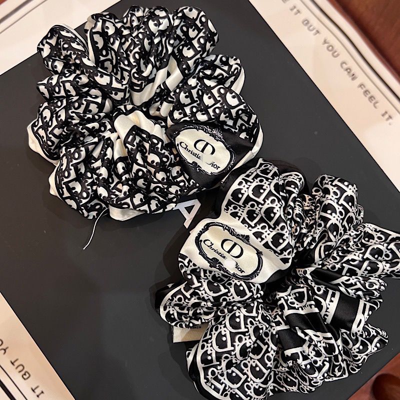 ハイブランド Diorヘアシュシュ 存在感抜群