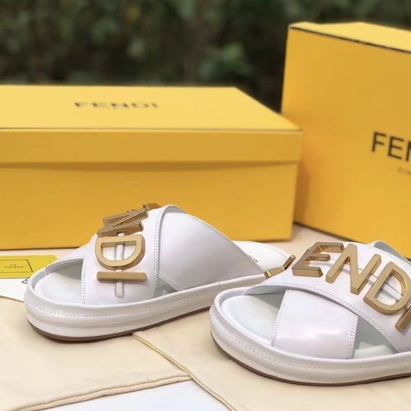 Fendiビーチスリッパ