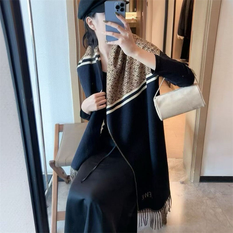 ブランドLOEWEファッション ふさ飾り