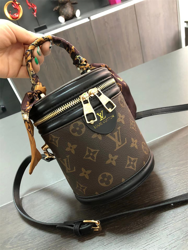 LV ショルダーバッグ 質感 モノグラム 上品