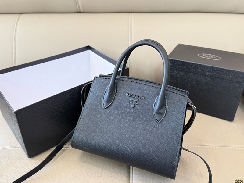 プラダ斜め掛けカバンハイブランド