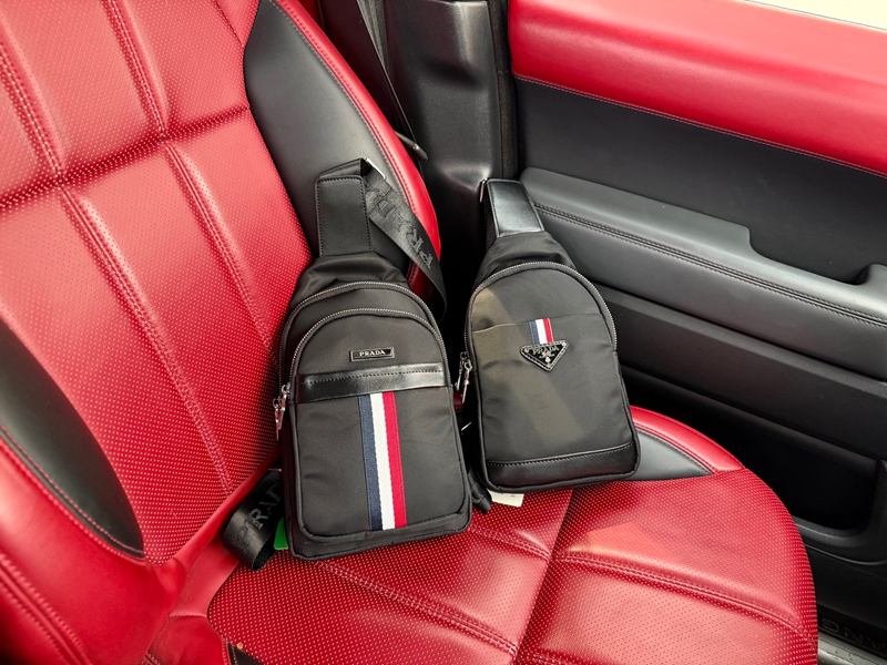 Pradaボディバック メンズ